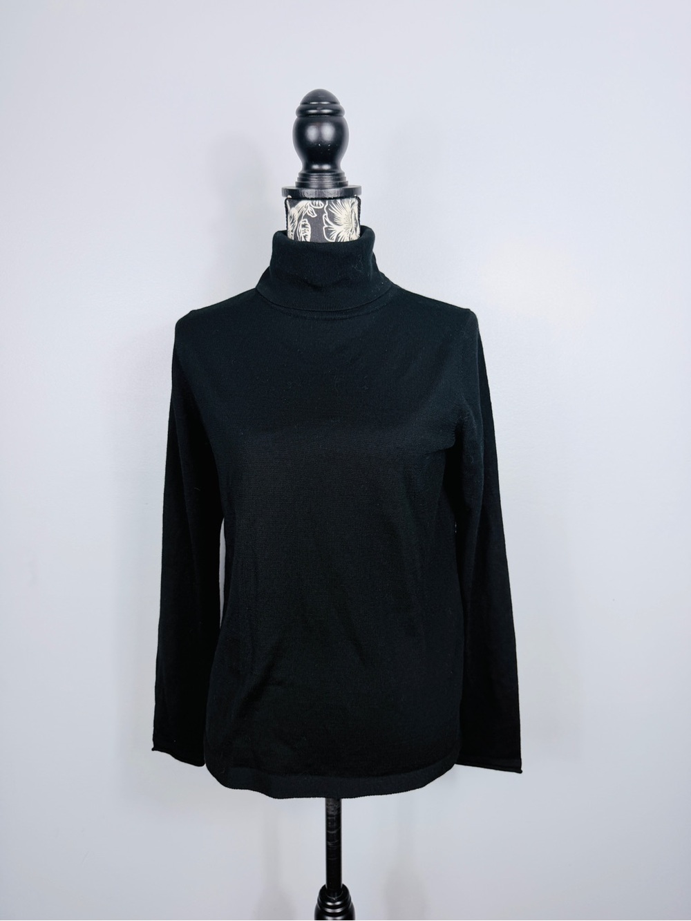 Banana Republic black 100% merino wool turtleneck sweater size medium